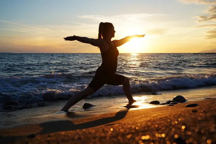 Sabine beim Yoga am Meer